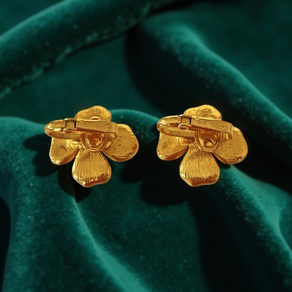 Crown  Trifari Gold Tone Dogwood Flower Earrings clip ons - Picture 3 of 4